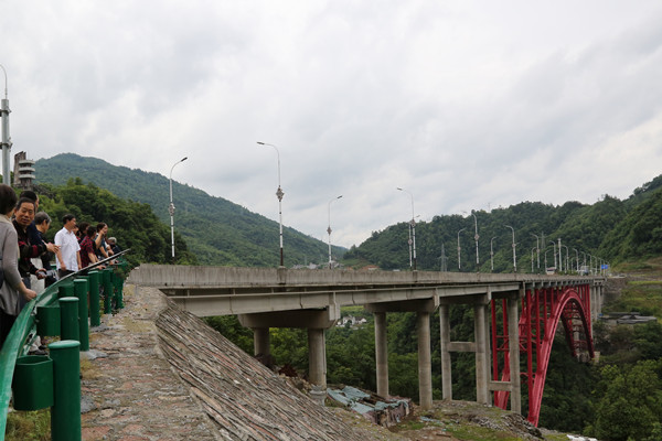 参观柴埠溪大桥.JPG