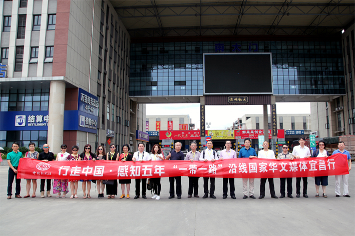 合影.jpg?x-oss-process=style/sim