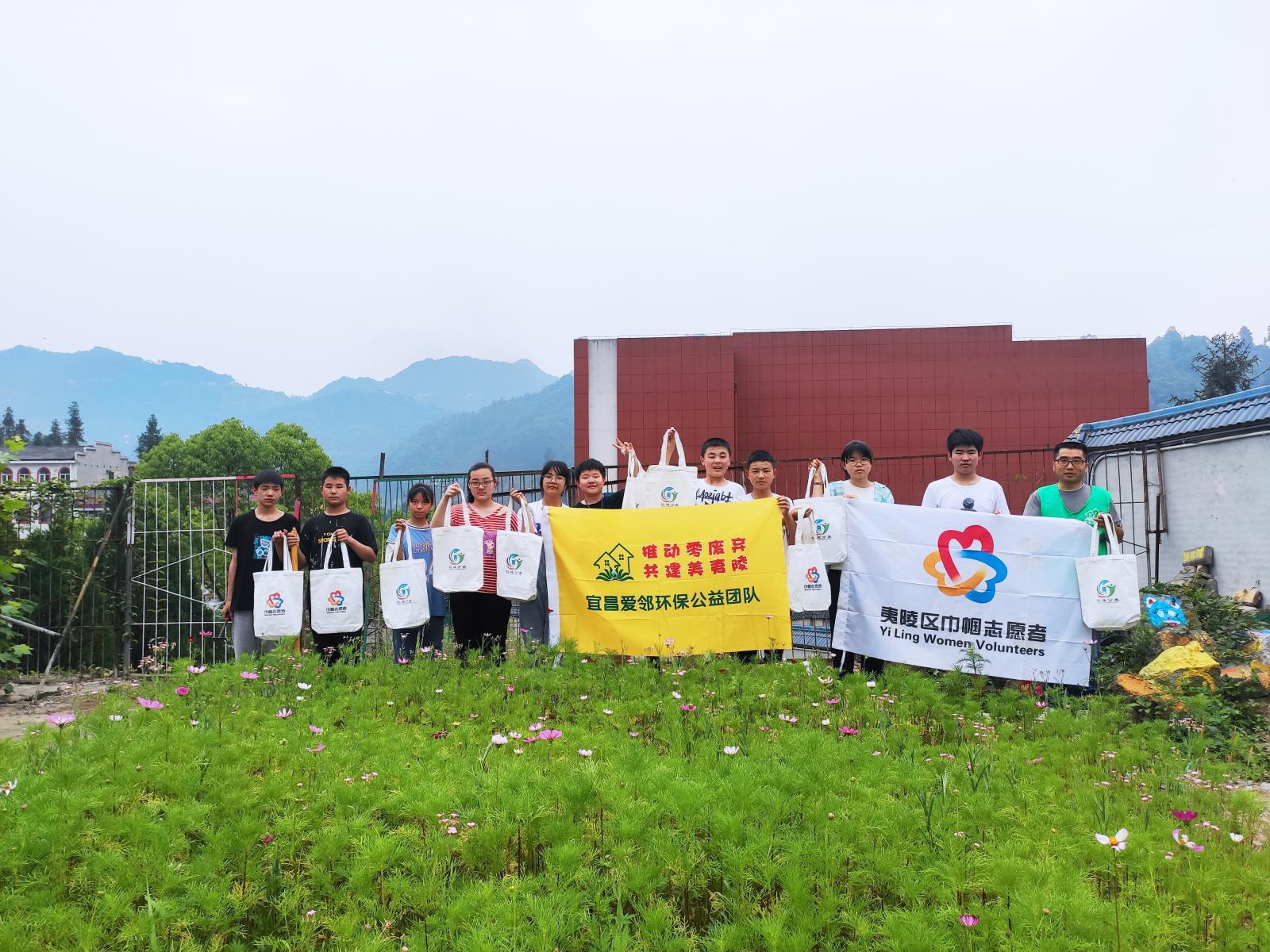 67邓村初中生态小花园已经花开了——区教育局